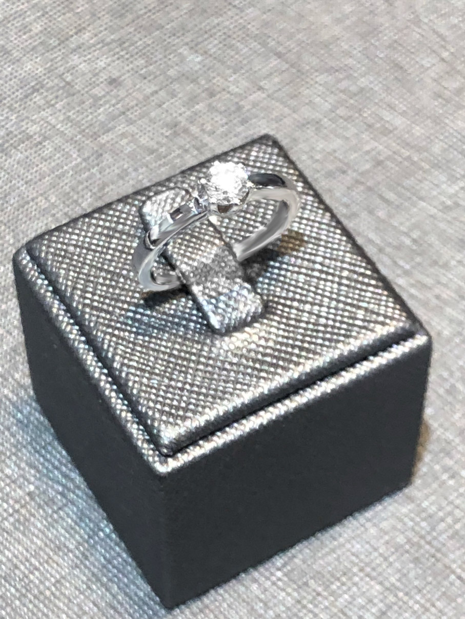 750/- Weißgold Ring mit Brillant RD9009